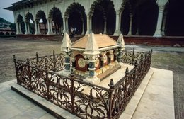 Agra;-Agra-Fort;-Architecture;-British;-Colvin;-Diwan-i-Aam;-Epitaph;-India;-Iron-railing;-John-Russell-Colvin;-Kaleidos;-Kaleidos-images;-La-parole-à-limage;-Lal-Qila;-Marble;-Mughal;-Rebellion-of-1857;-Stories-Pictures;-Tarek-Charara;-Tomb;-UNESCO;-Uttar-Pradesh;-World-Heritage